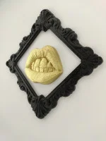 Декоративный настенный барельеф - Губы в рамке