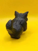Злой кот на торпеду автомобиля